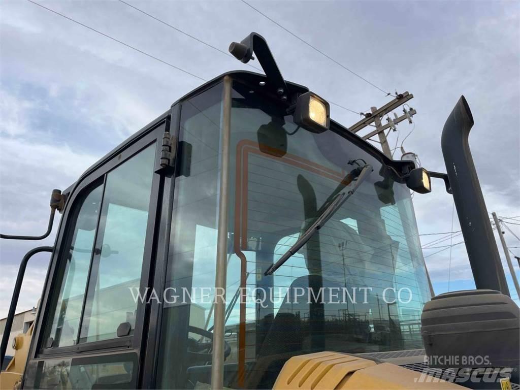 CAT 906M Gumikerekes homlokrakodók