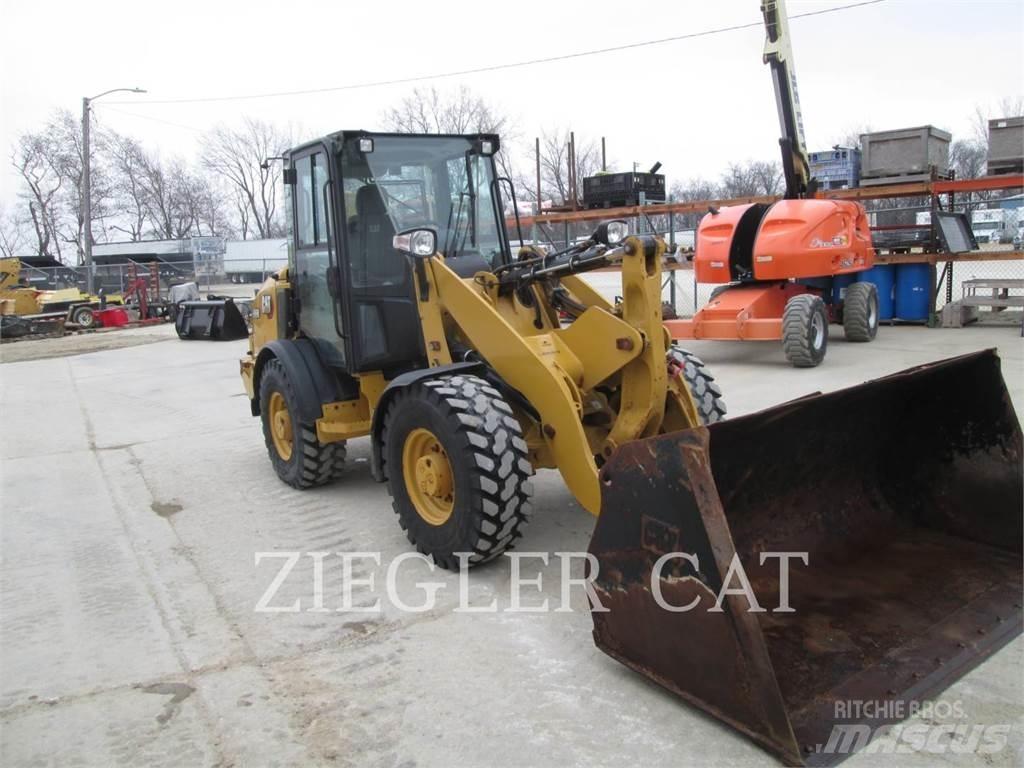 CAT 906M Gumikerekes homlokrakodók