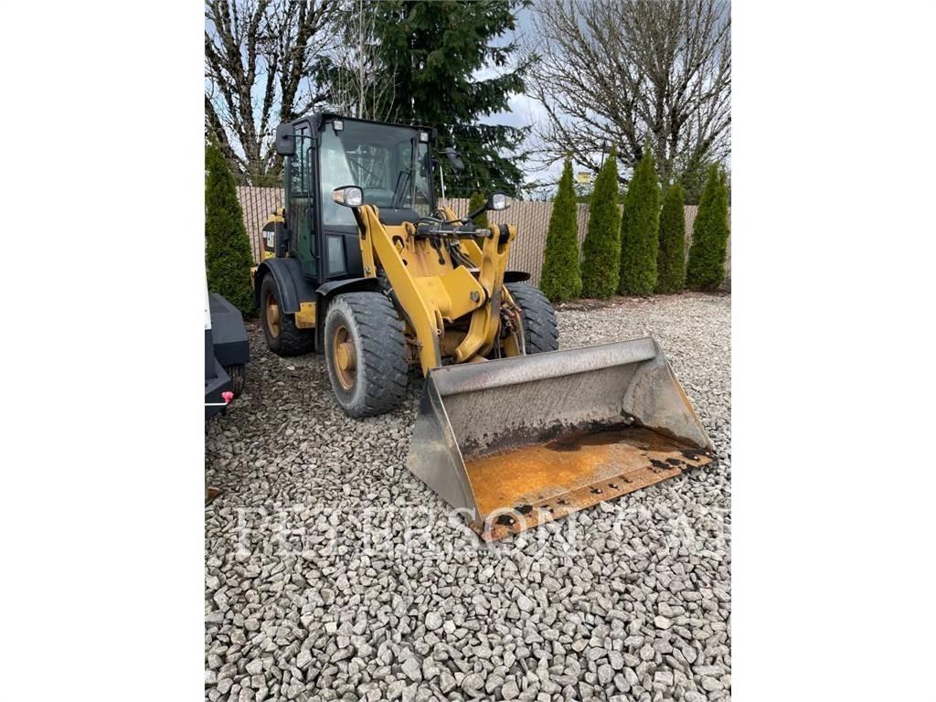 CAT 906M Gumikerekes homlokrakodók