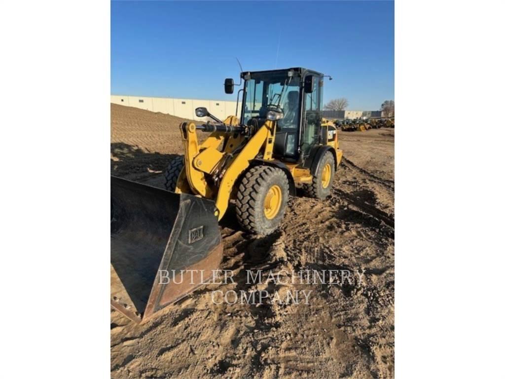CAT 906M Gumikerekes homlokrakodók