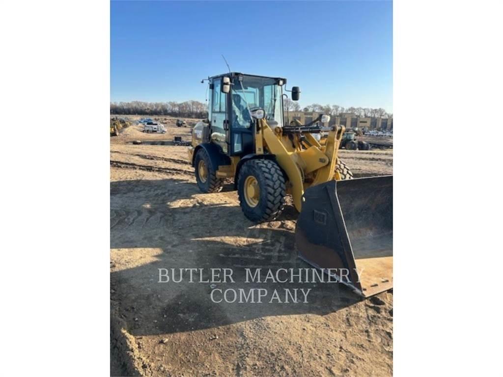 CAT 906M Gumikerekes homlokrakodók