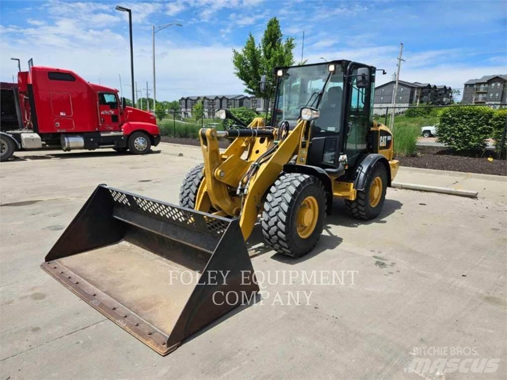 CAT 906M Gumikerekes homlokrakodók