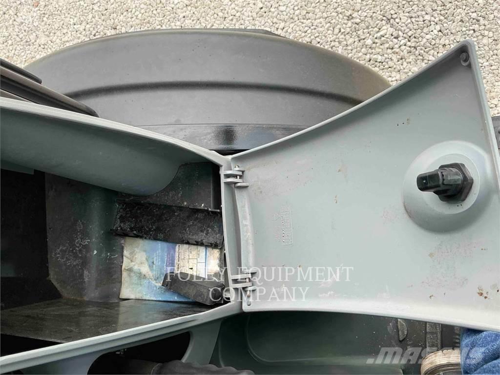 CAT 906M Gumikerekes homlokrakodók