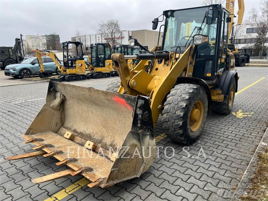 CAT 906M Gumikerekes homlokrakodók