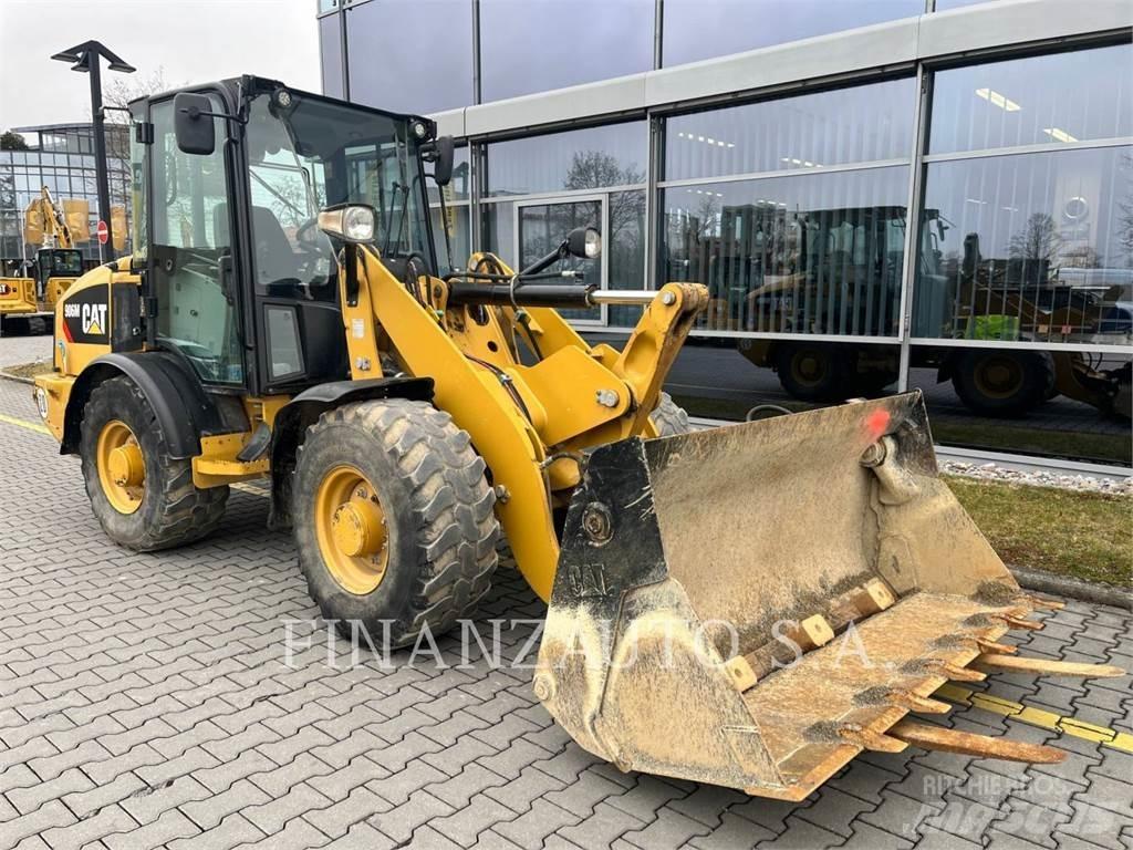 CAT 906M Gumikerekes homlokrakodók