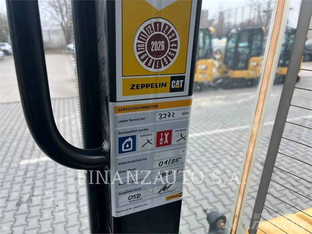 CAT 906M Gumikerekes homlokrakodók