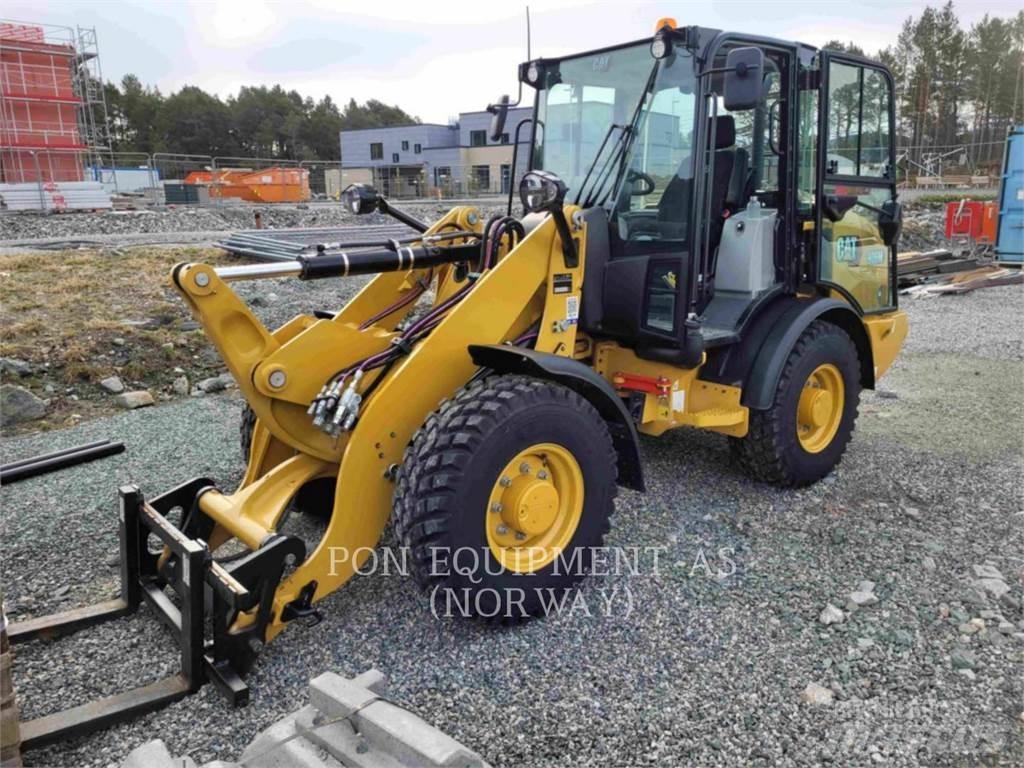 CAT 906M Gumikerekes homlokrakodók