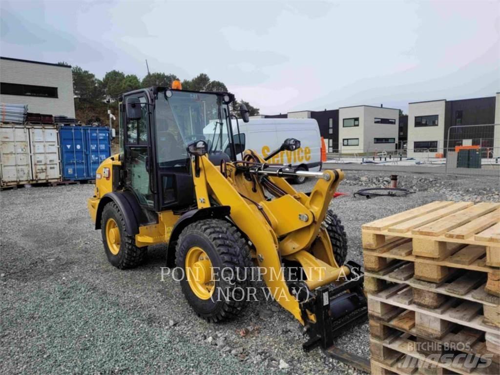 CAT 906M Gumikerekes homlokrakodók
