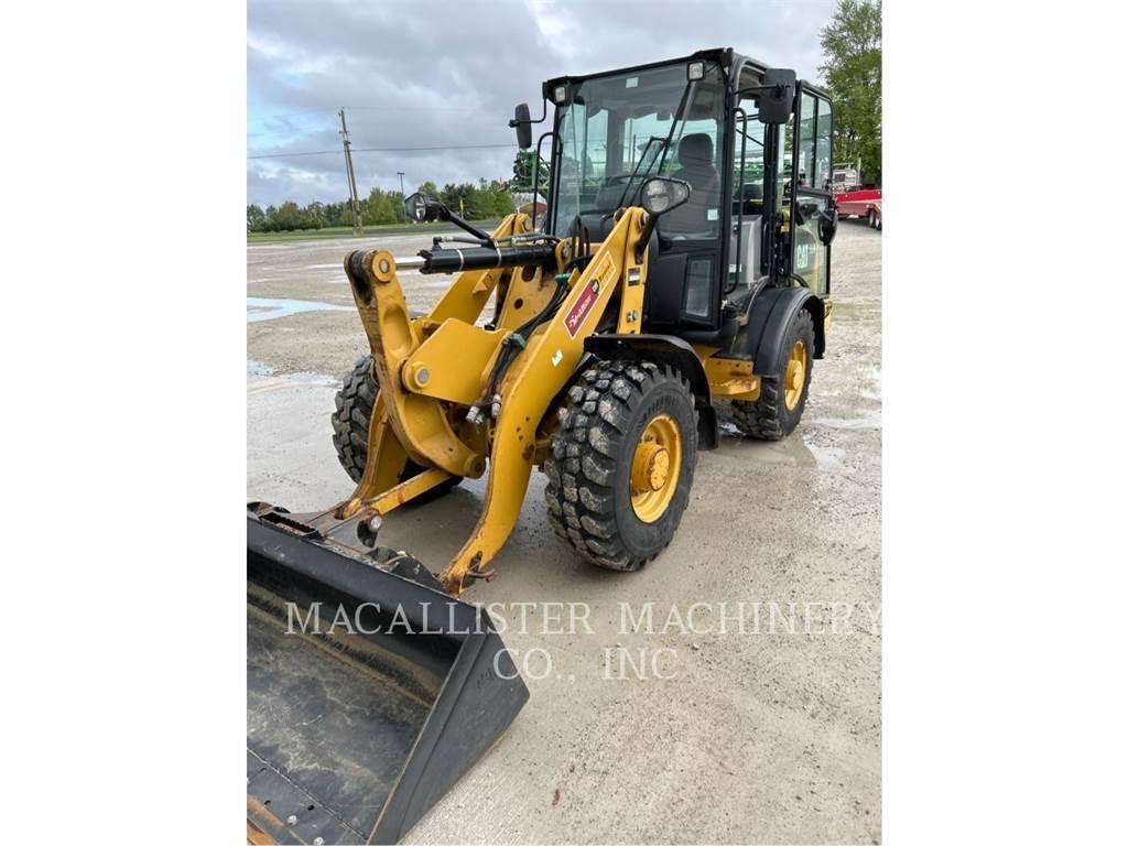 CAT 906M Gumikerekes homlokrakodók
