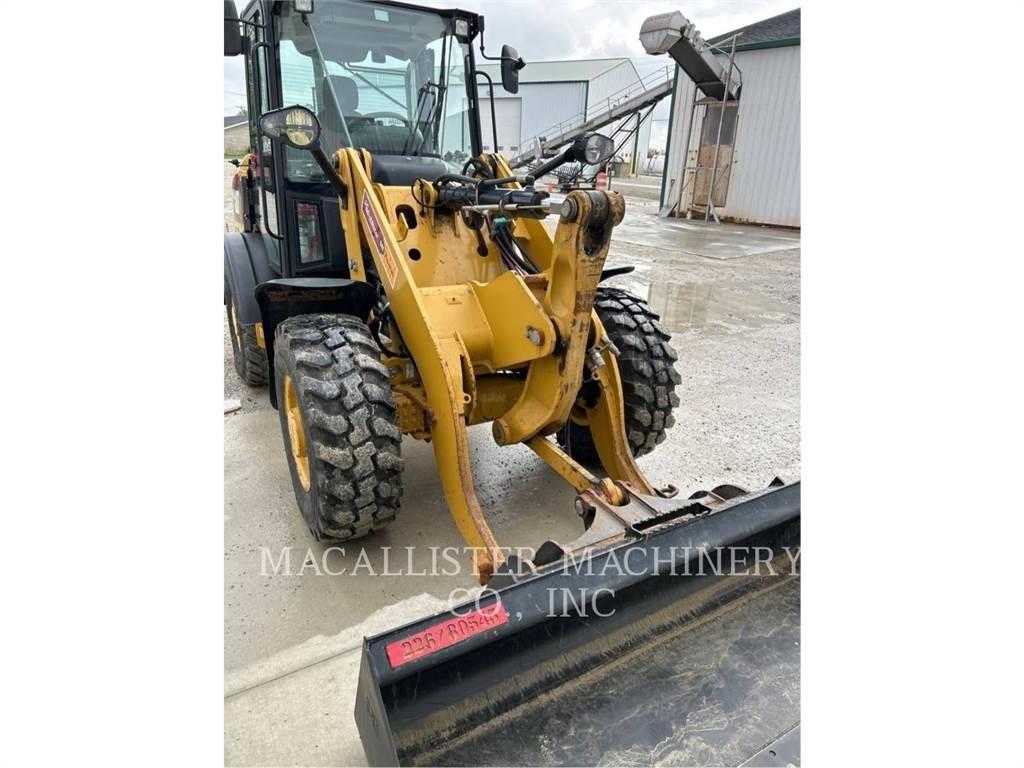 CAT 906M Gumikerekes homlokrakodók