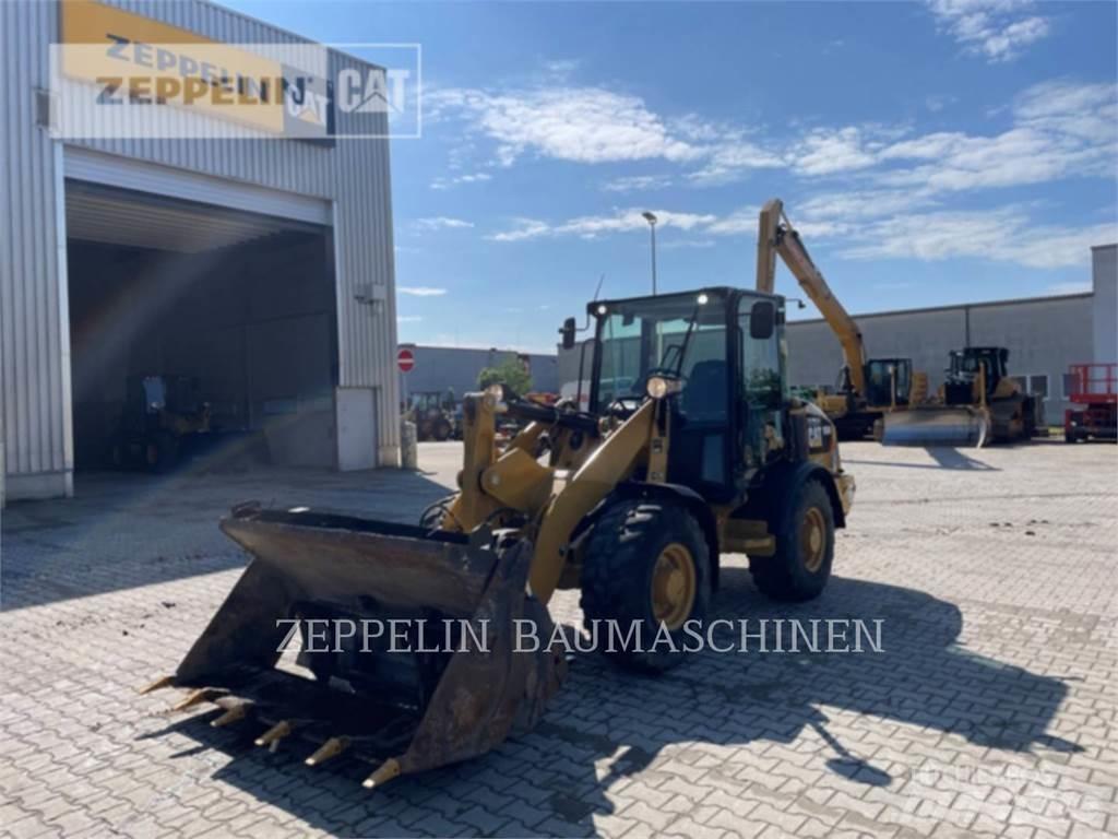 CAT 906M Gumikerekes homlokrakodók