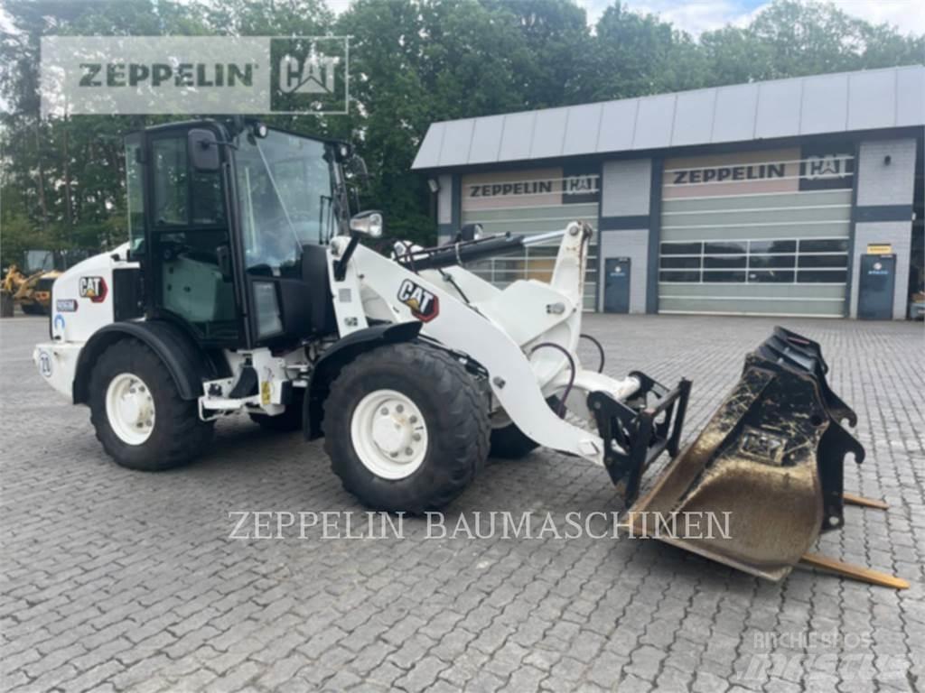 CAT 906M Gumikerekes homlokrakodók