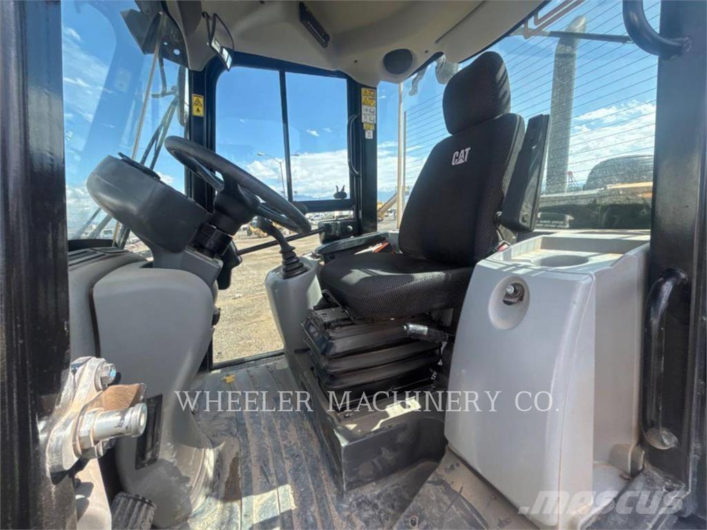 CAT 906M Gumikerekes homlokrakodók