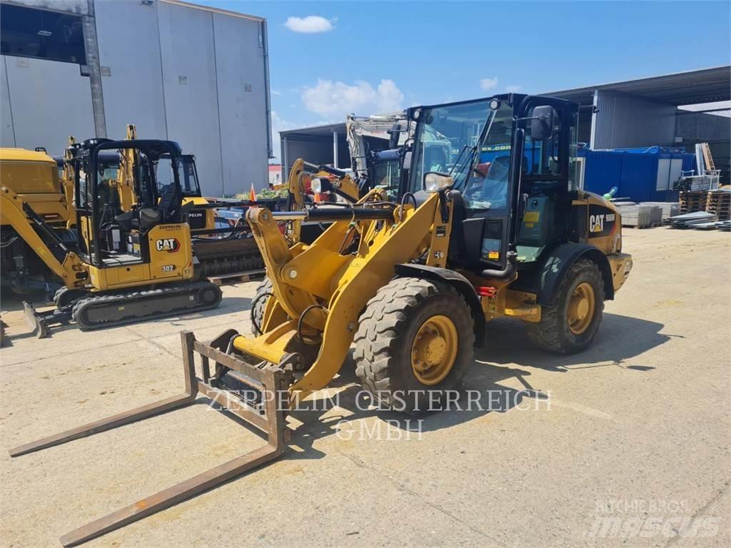 CAT 906M Gumikerekes homlokrakodók