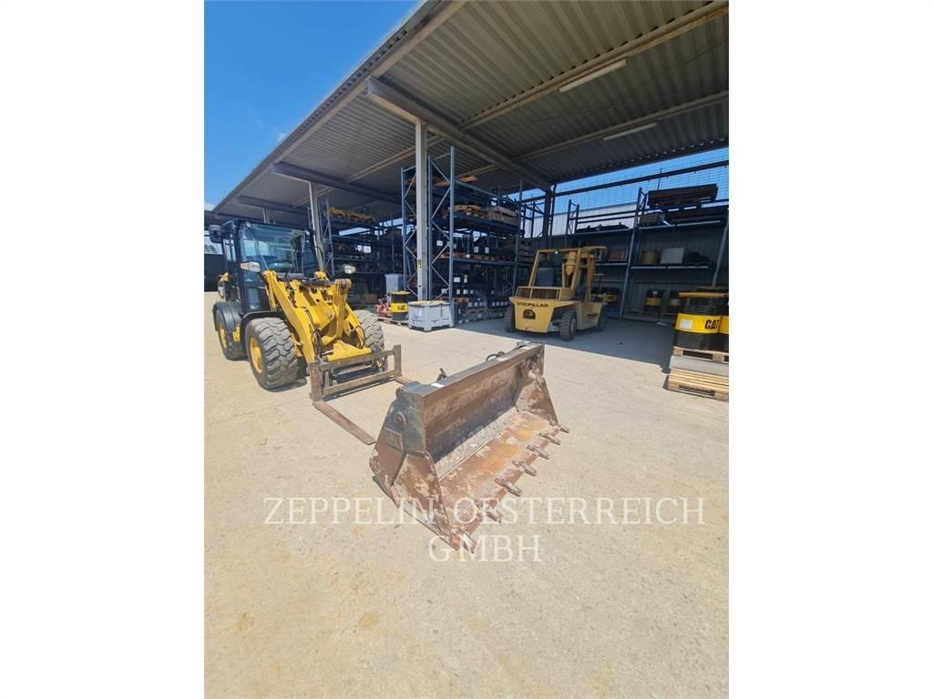 CAT 906M Gumikerekes homlokrakodók