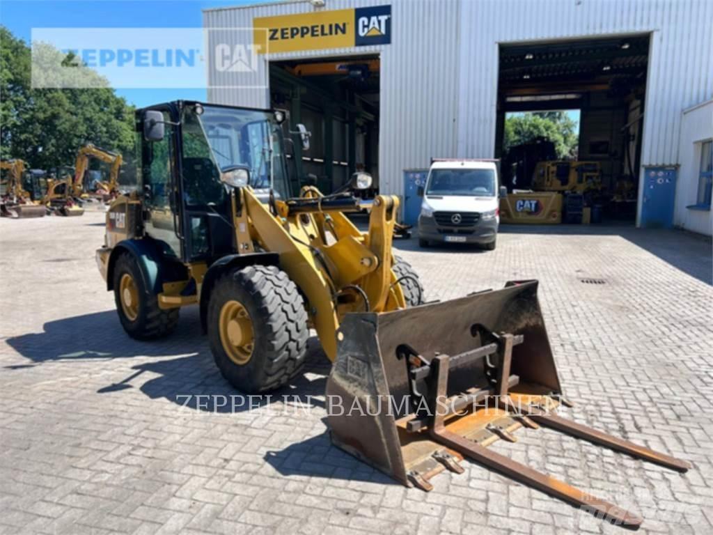 CAT 906M Gumikerekes homlokrakodók