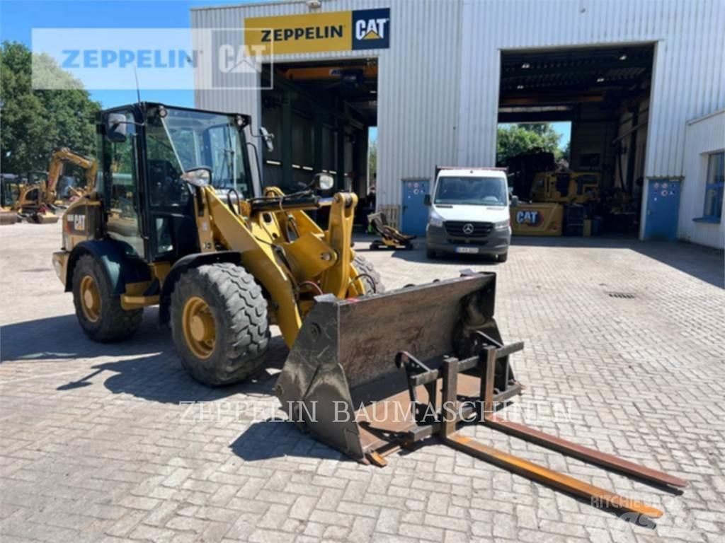 CAT 906M Gumikerekes homlokrakodók
