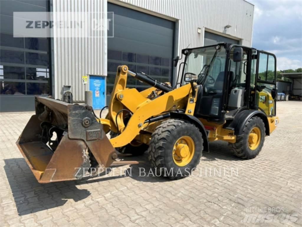 CAT 906M Gumikerekes homlokrakodók