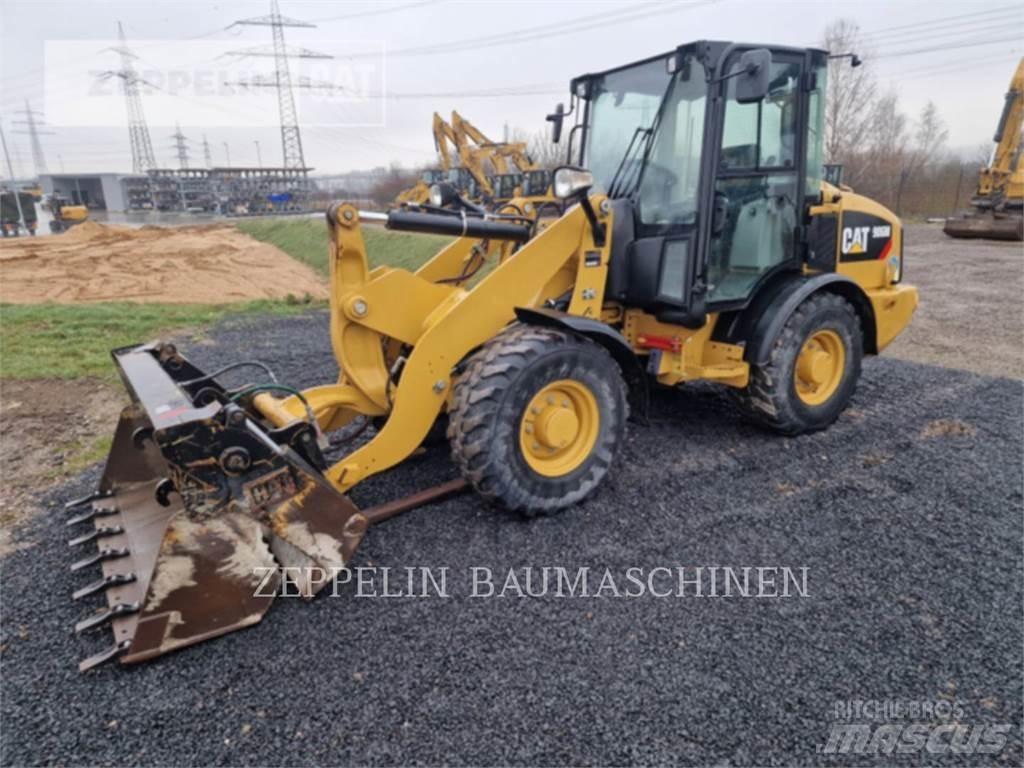 CAT 906M Gumikerekes homlokrakodók