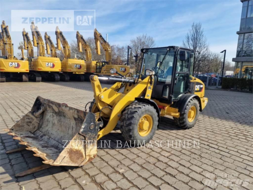 CAT 906M Gumikerekes homlokrakodók