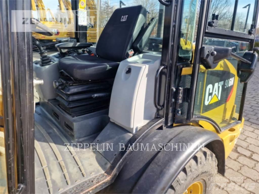 CAT 906M Gumikerekes homlokrakodók