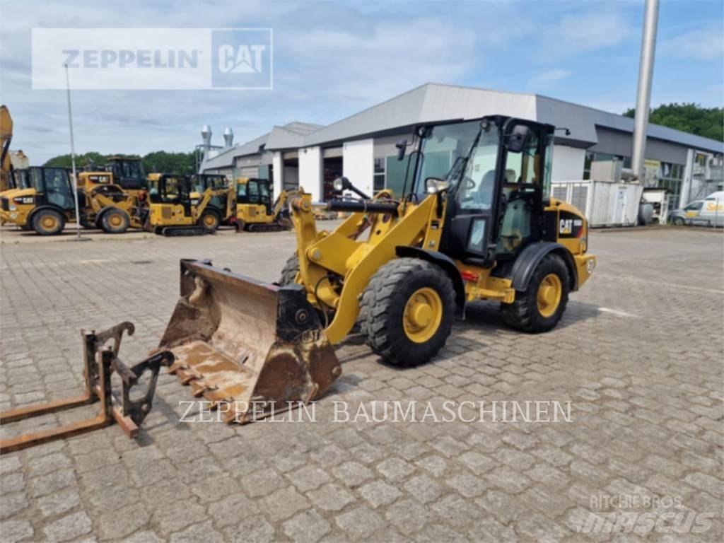 CAT 906M Gumikerekes homlokrakodók