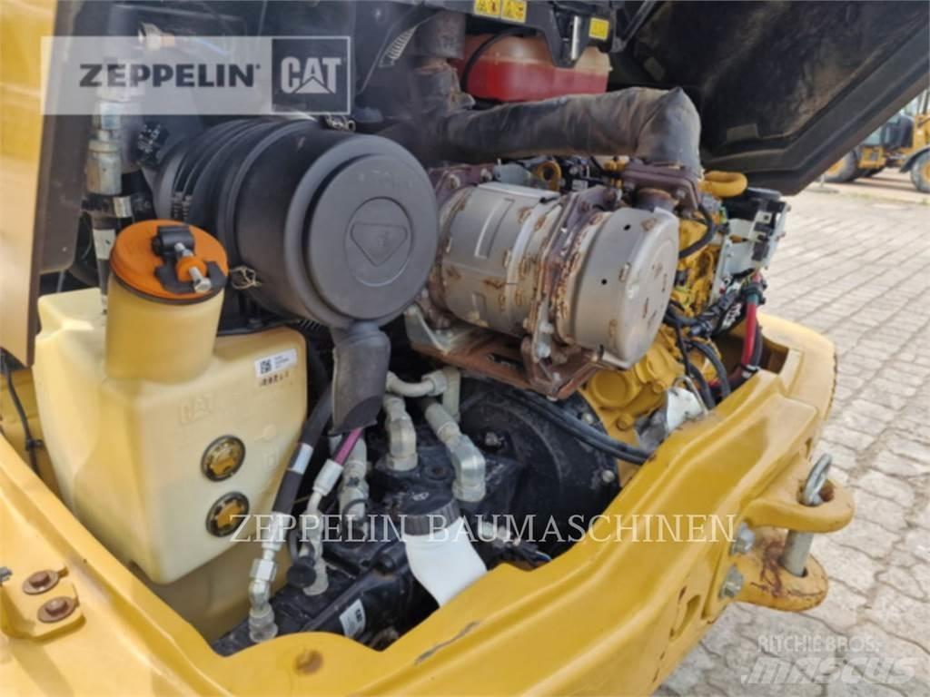 CAT 906M Gumikerekes homlokrakodók
