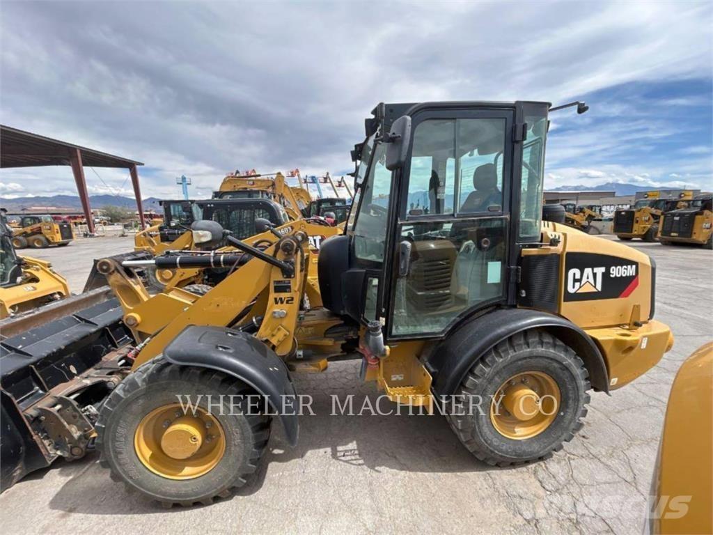 CAT 906M Gumikerekes homlokrakodók