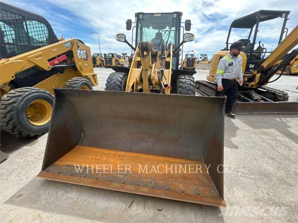 CAT 906M Gumikerekes homlokrakodók