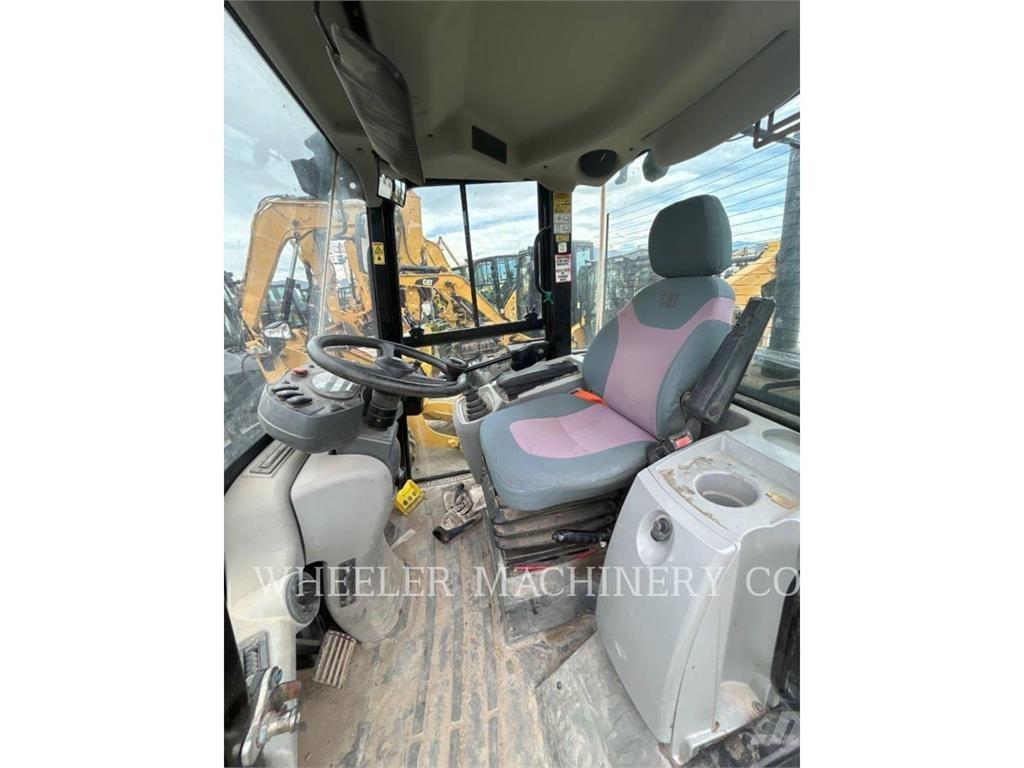 CAT 906M Gumikerekes homlokrakodók
