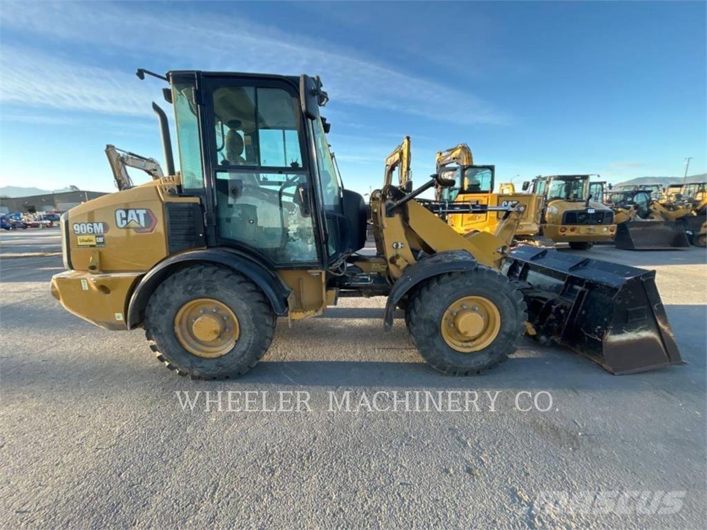 CAT 906M Gumikerekes homlokrakodók