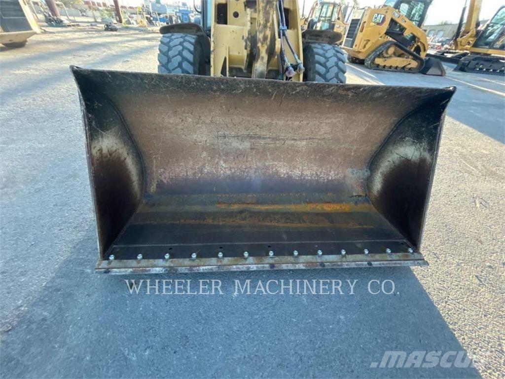 CAT 906M Gumikerekes homlokrakodók