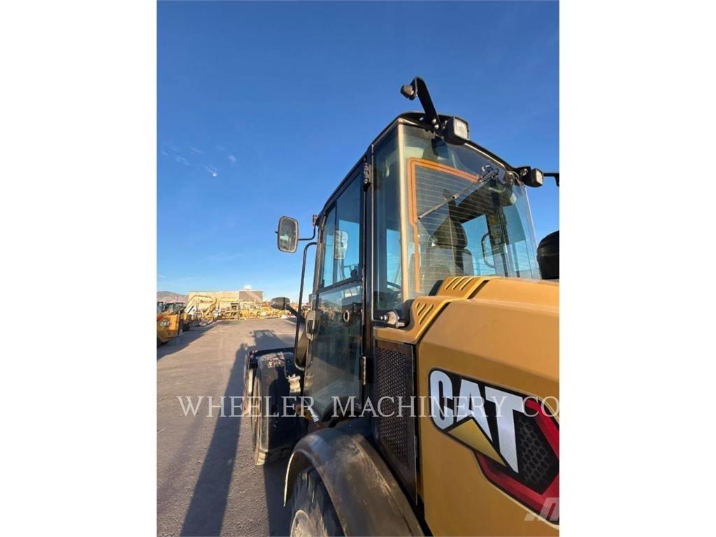 CAT 906M Gumikerekes homlokrakodók