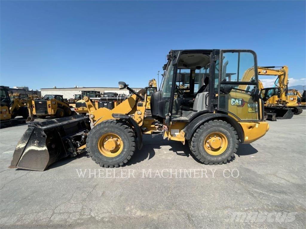CAT 906M Gumikerekes homlokrakodók
