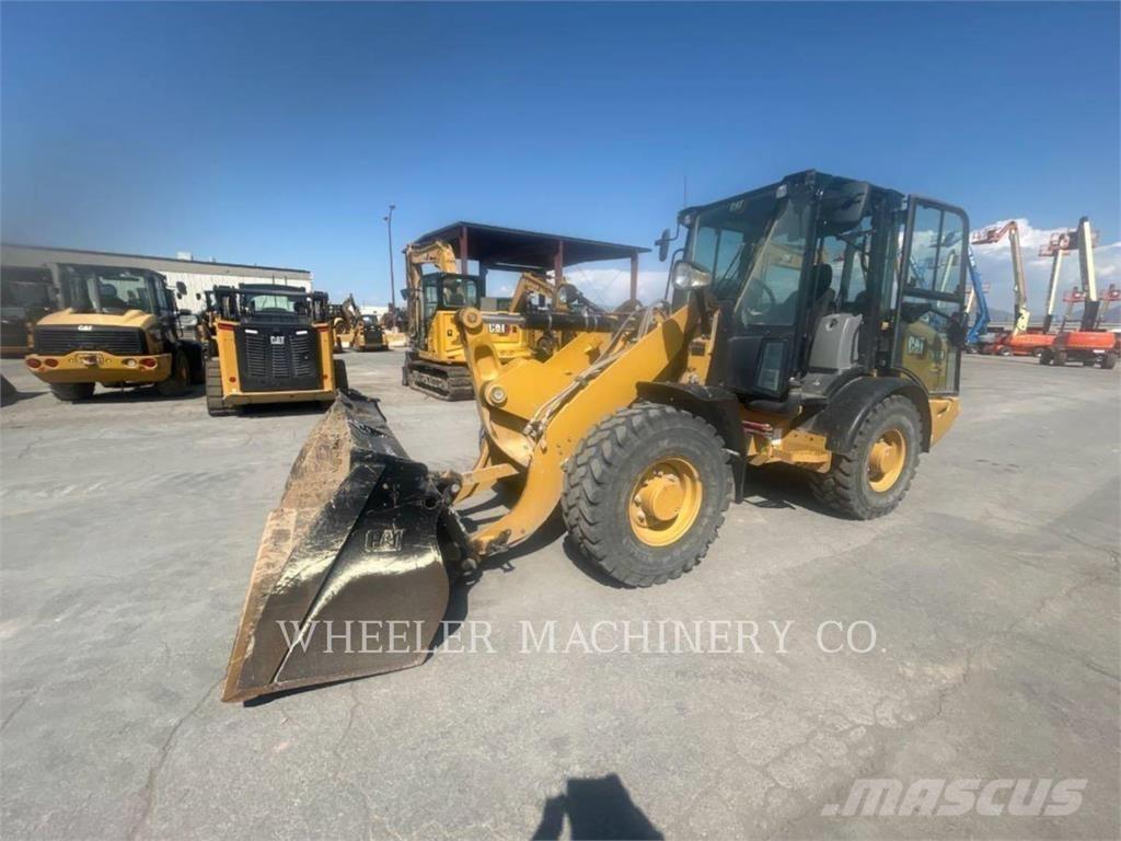 CAT 906M Gumikerekes homlokrakodók