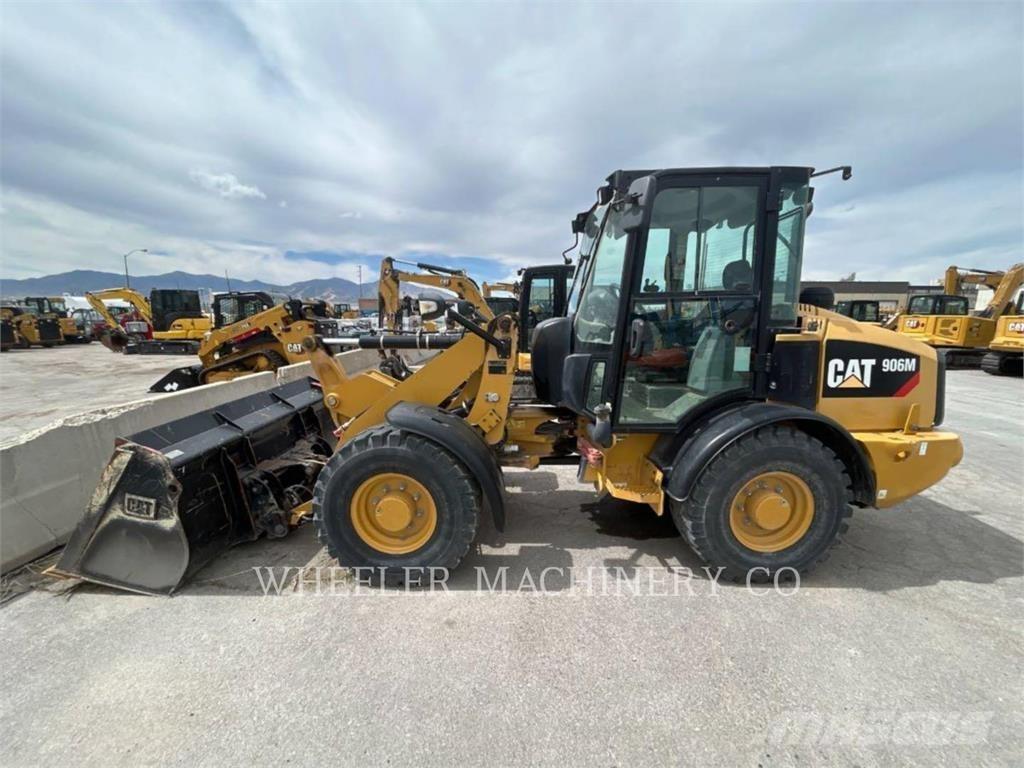 CAT 906M Gumikerekes homlokrakodók