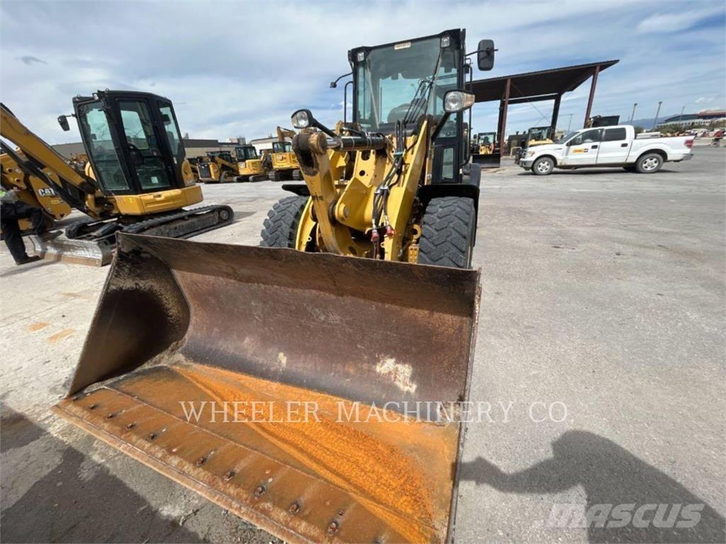 CAT 906M Gumikerekes homlokrakodók