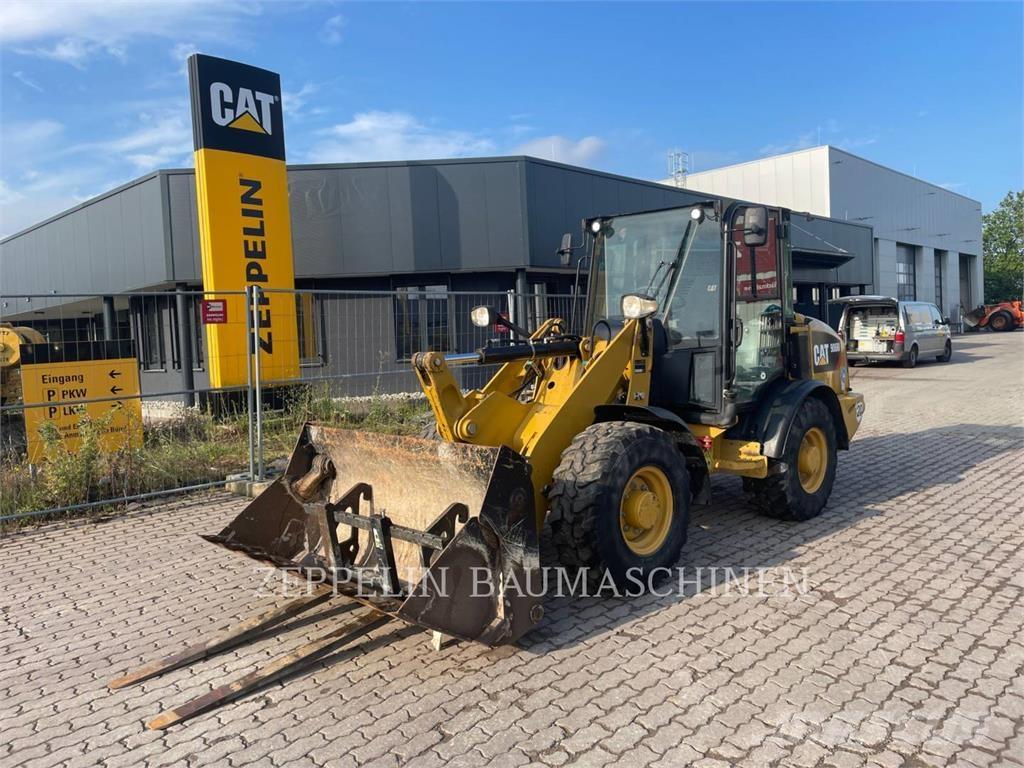 CAT 906M Gumikerekes homlokrakodók