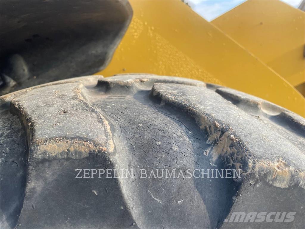CAT 906M Gumikerekes homlokrakodók