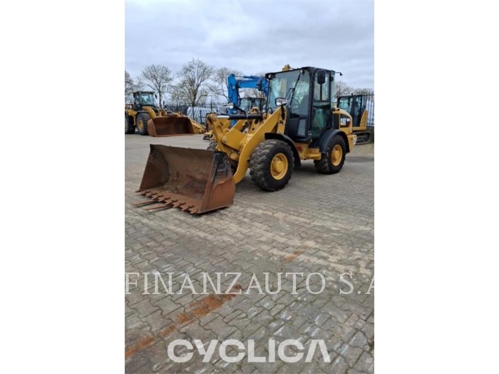 CAT 906M Gumikerekes homlokrakodók