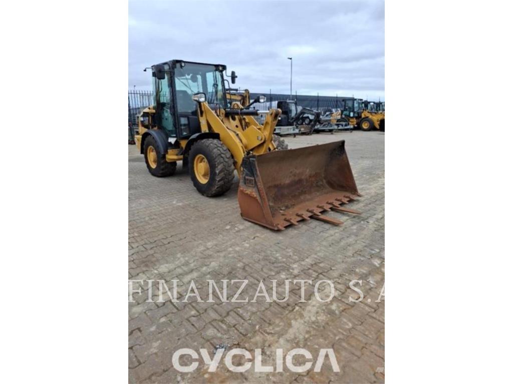 CAT 906M Gumikerekes homlokrakodók
