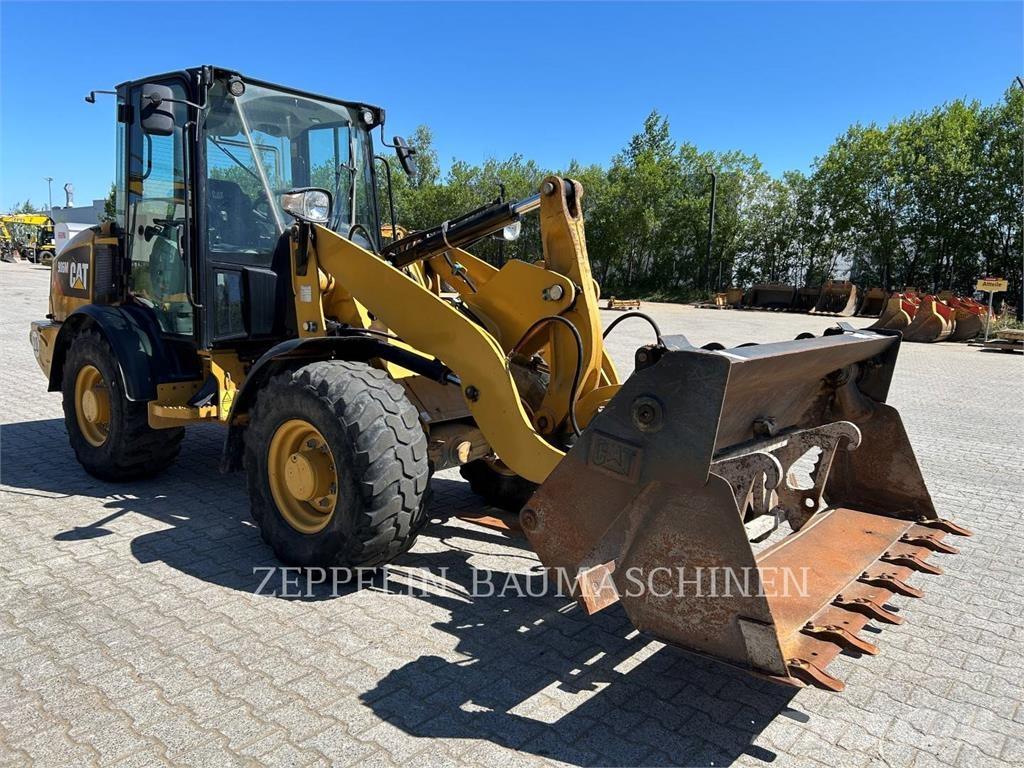 CAT 906M Gumikerekes homlokrakodók