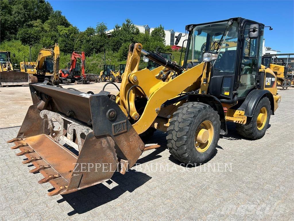 CAT 906M Gumikerekes homlokrakodók