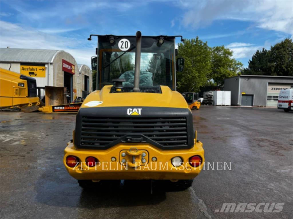 CAT 906M Gumikerekes homlokrakodók