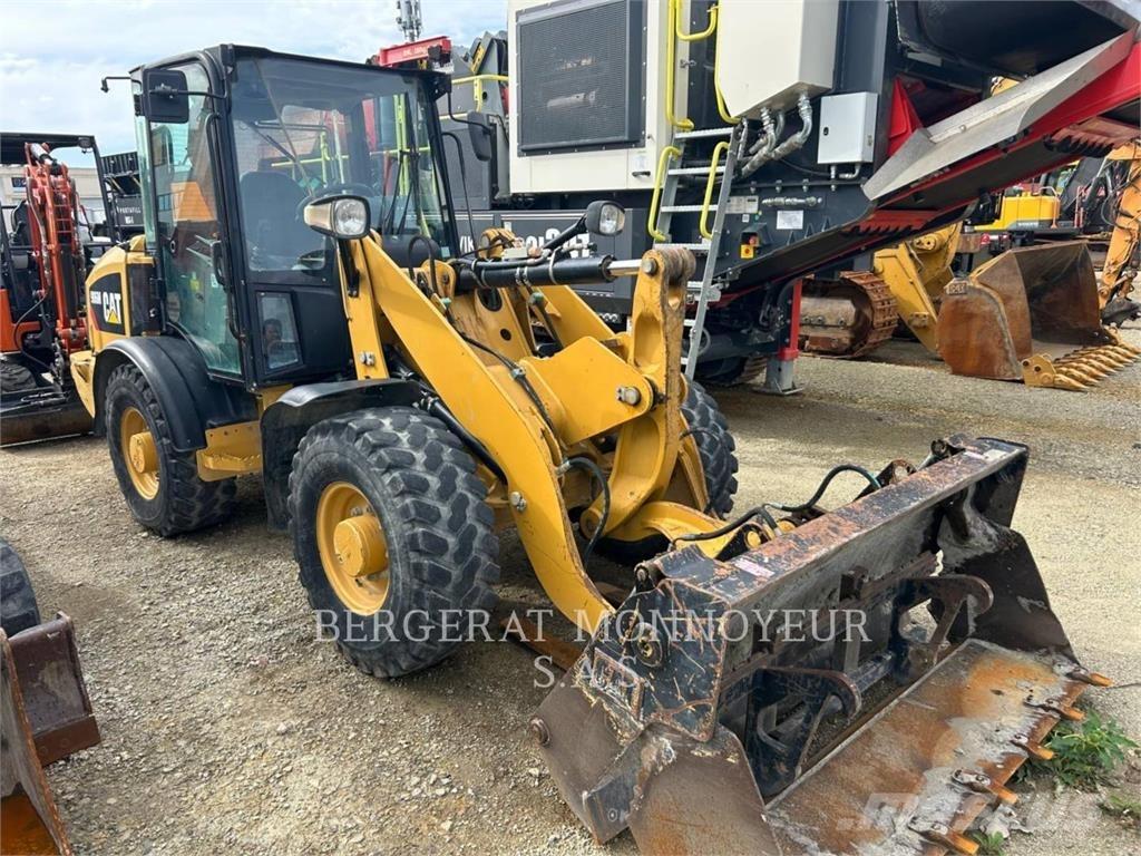 CAT 906M Gumikerekes homlokrakodók