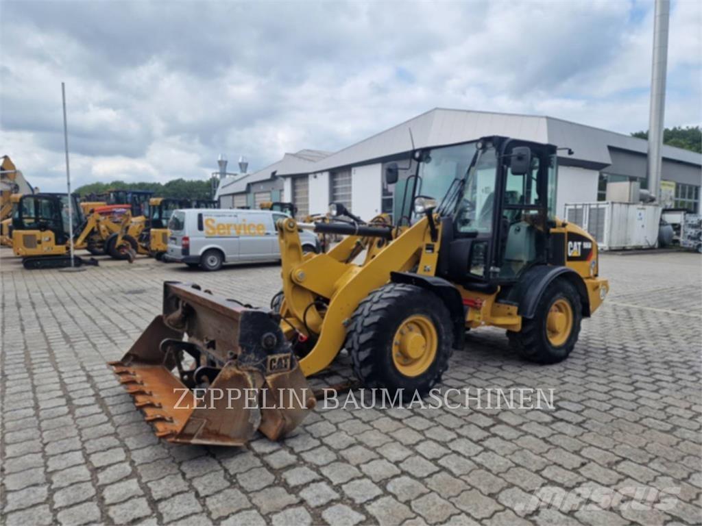 CAT 906M Gumikerekes homlokrakodók