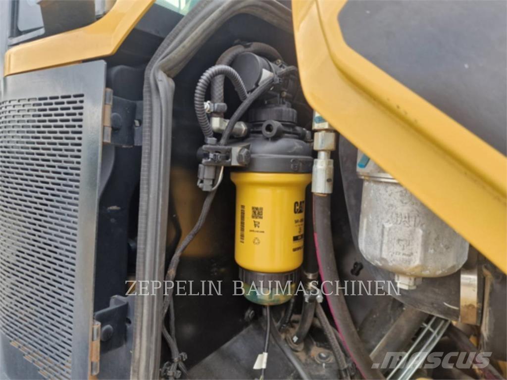 CAT 906M Gumikerekes homlokrakodók