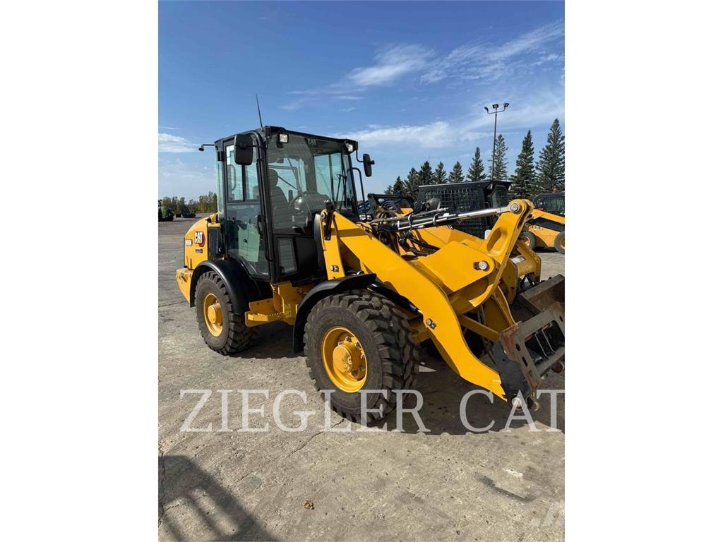 CAT 906M Gumikerekes homlokrakodók