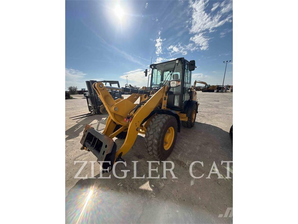 CAT 906M Gumikerekes homlokrakodók