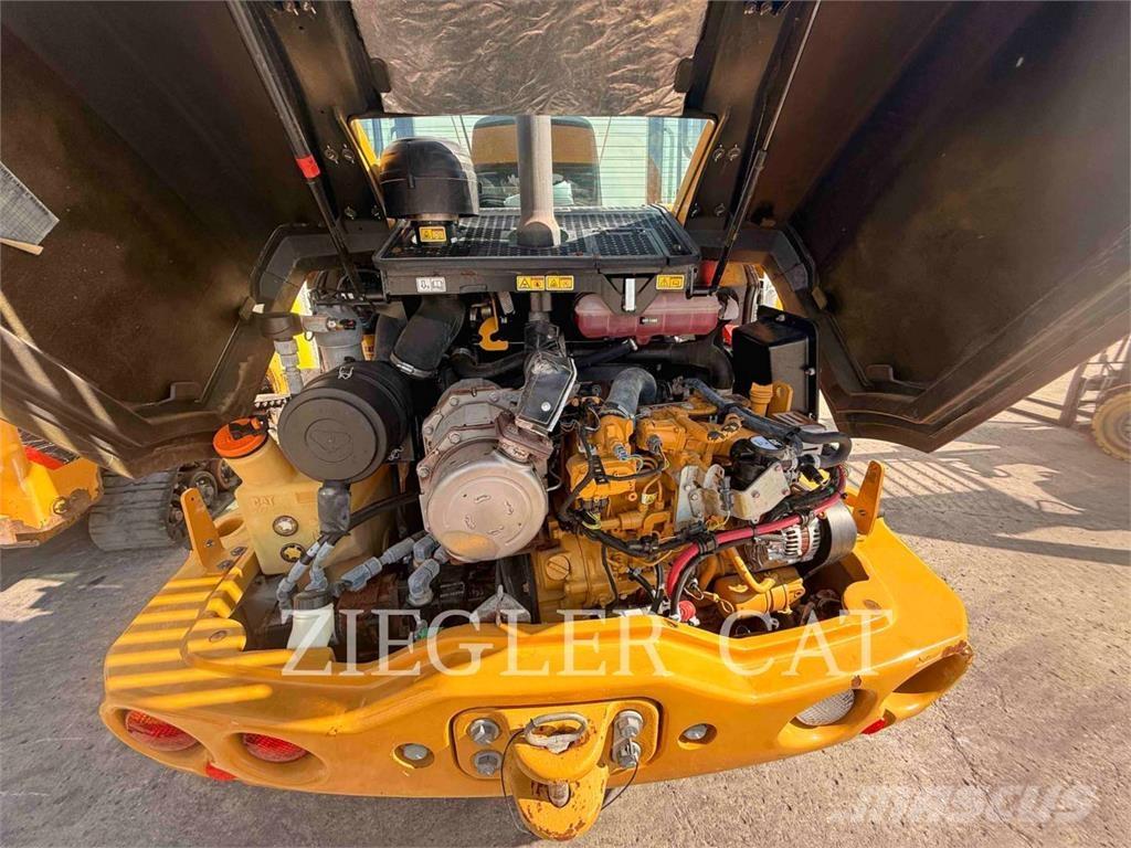 CAT 906M Gumikerekes homlokrakodók